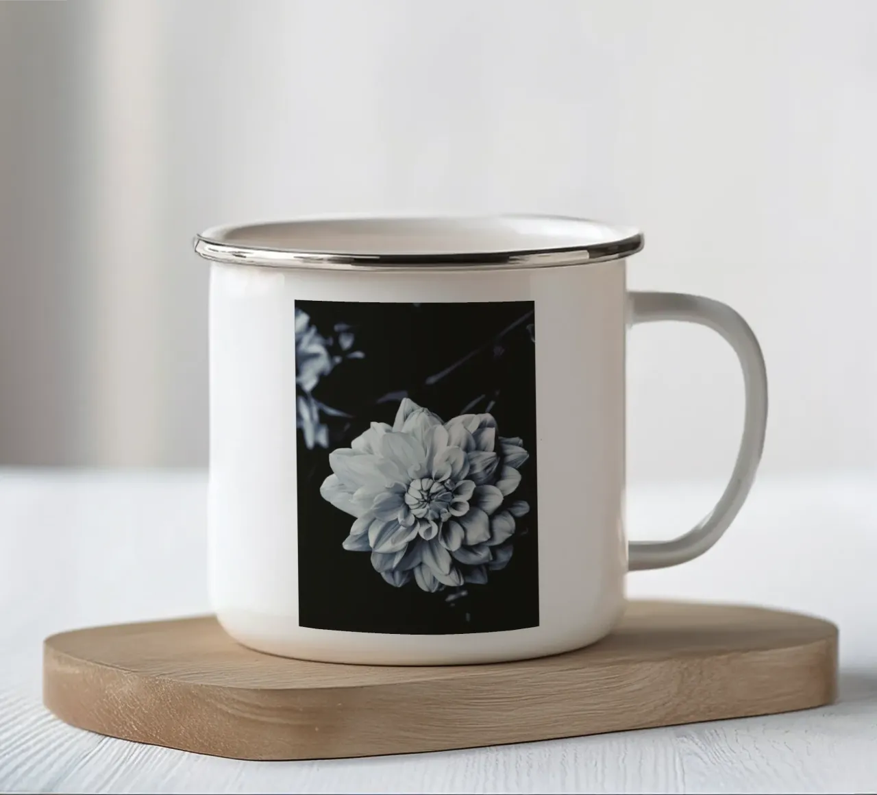 Dahlia Blues tazza in smalto da Ingrid Beddoes