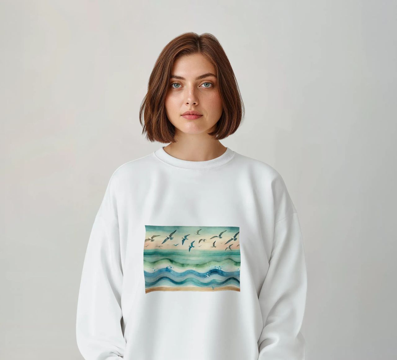 Zeemeeuwen zweven boven de golven in Art Deco sweatshirt van Chromatic Fusion Studio