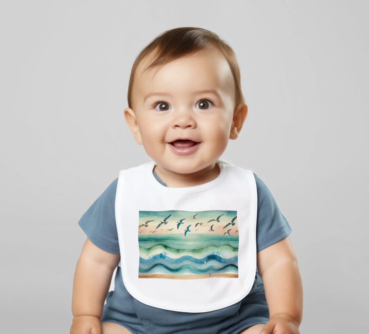 Zeemeeuwen zweven boven de golven in Art Deco baby slabbetje van Chromatic Fusion Studio