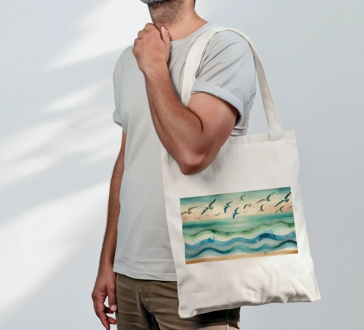Les mouettes s'élèvent au-dessus des vagues en Art déco tote bag de Chromatic Fusion Studio