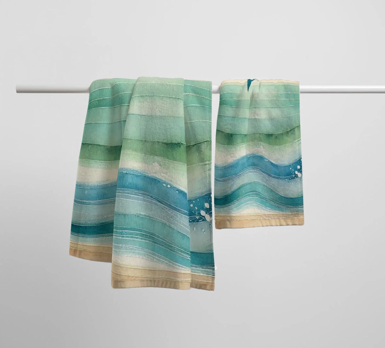 Zeemeeuwen zweven boven de golven in Art Deco badhanddoek van Chromatic Fusion Studio
