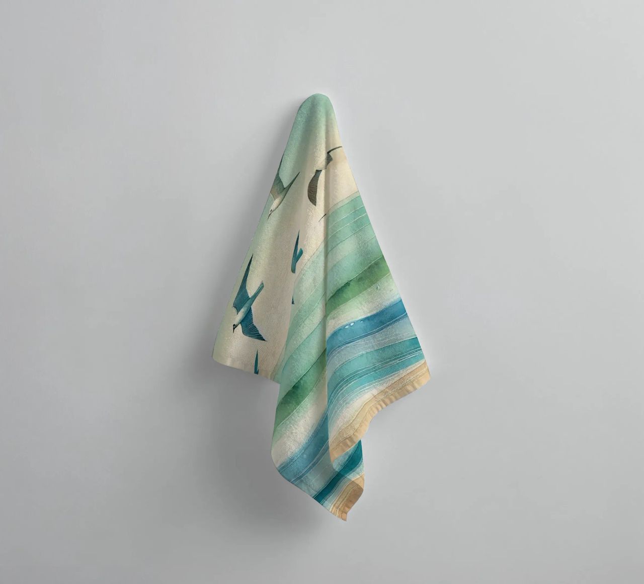 Zeemeeuwen zweven boven de golven in Art Deco badhanddoek van Chromatic Fusion Studio