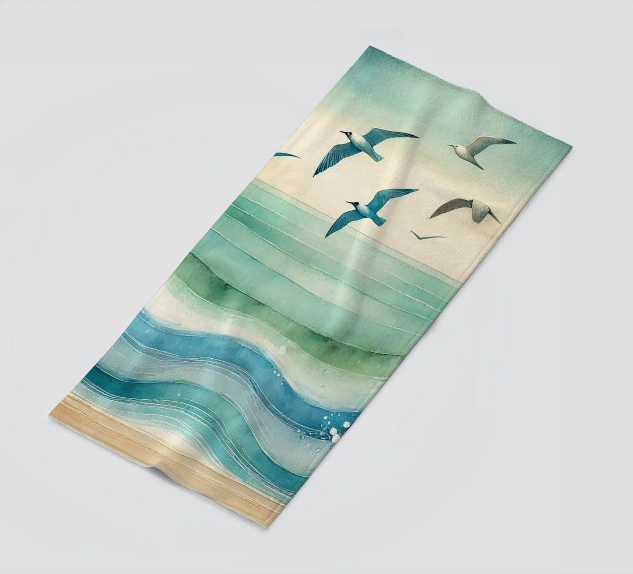 Zeemeeuwen zweven boven de golven in Art Deco strandhanddoek van Chromatic Fusion Studio