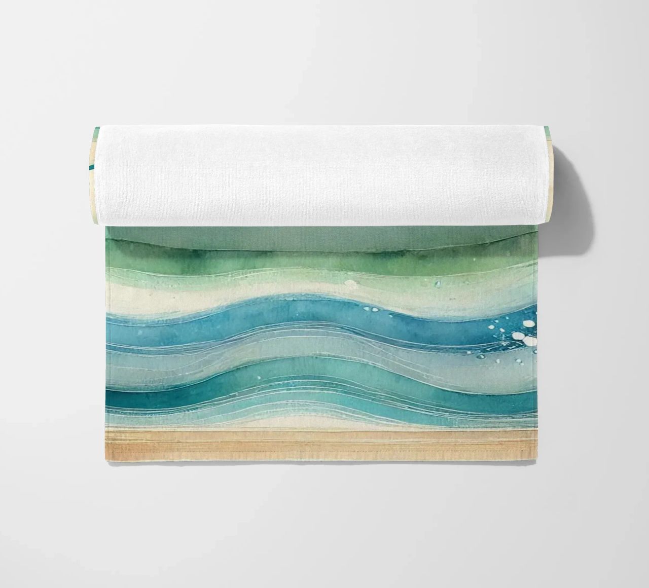 Zeemeeuwen zweven boven de golven in Art Deco strandhanddoek van Chromatic Fusion Studio