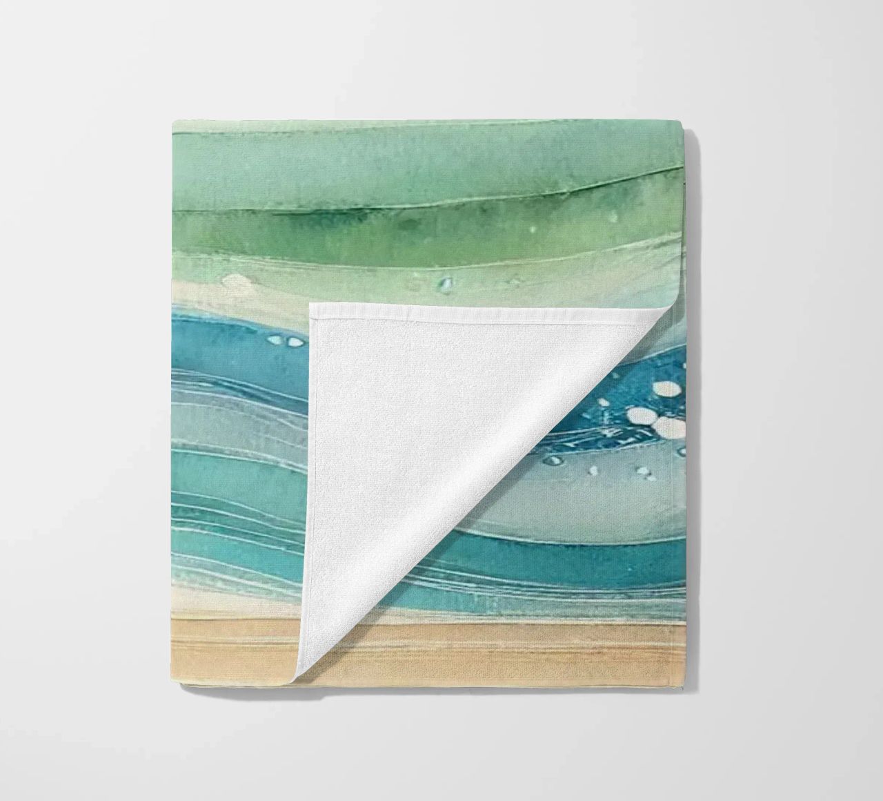 Zeemeeuwen zweven boven de golven in Art Deco strandhanddoek van Chromatic Fusion Studio