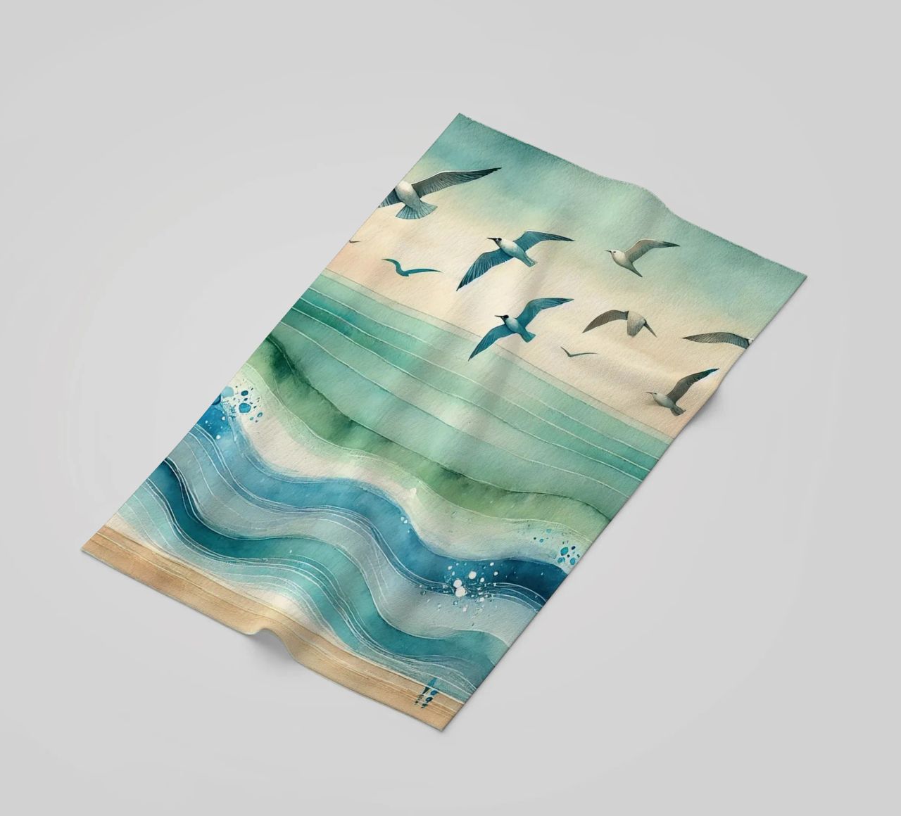 Zeemeeuwen zweven boven de golven in Art Deco strandhanddoek van Chromatic Fusion Studio