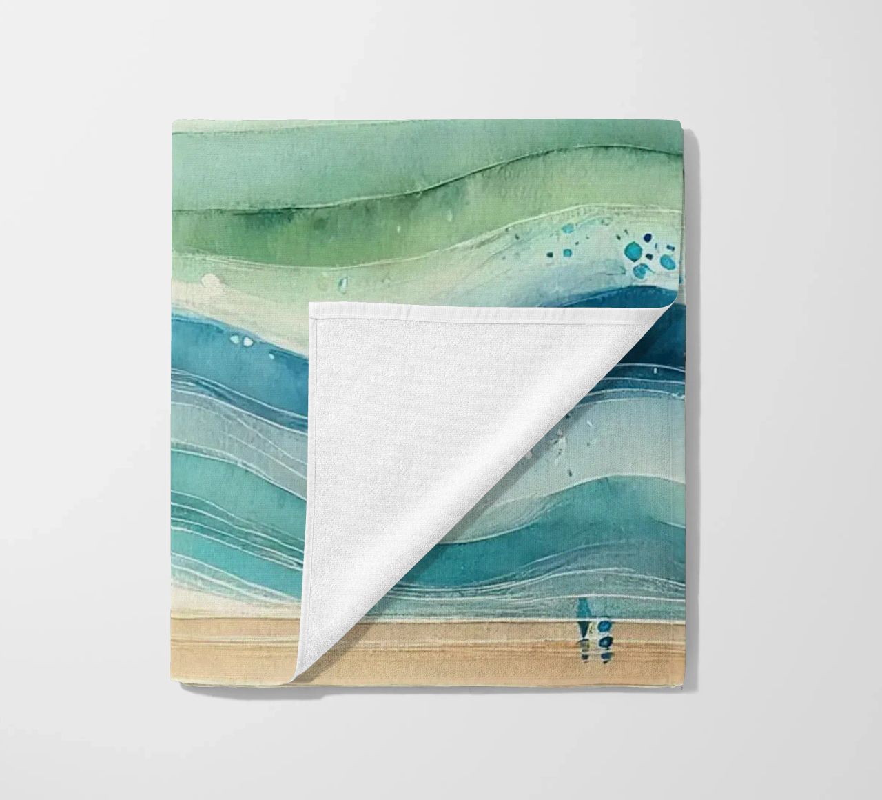 Zeemeeuwen zweven boven de golven in Art Deco strandhanddoek van Chromatic Fusion Studio