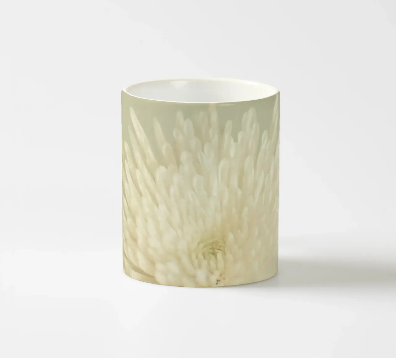Bellezza pallida tazza in ceramica da Cassia Beck Photography