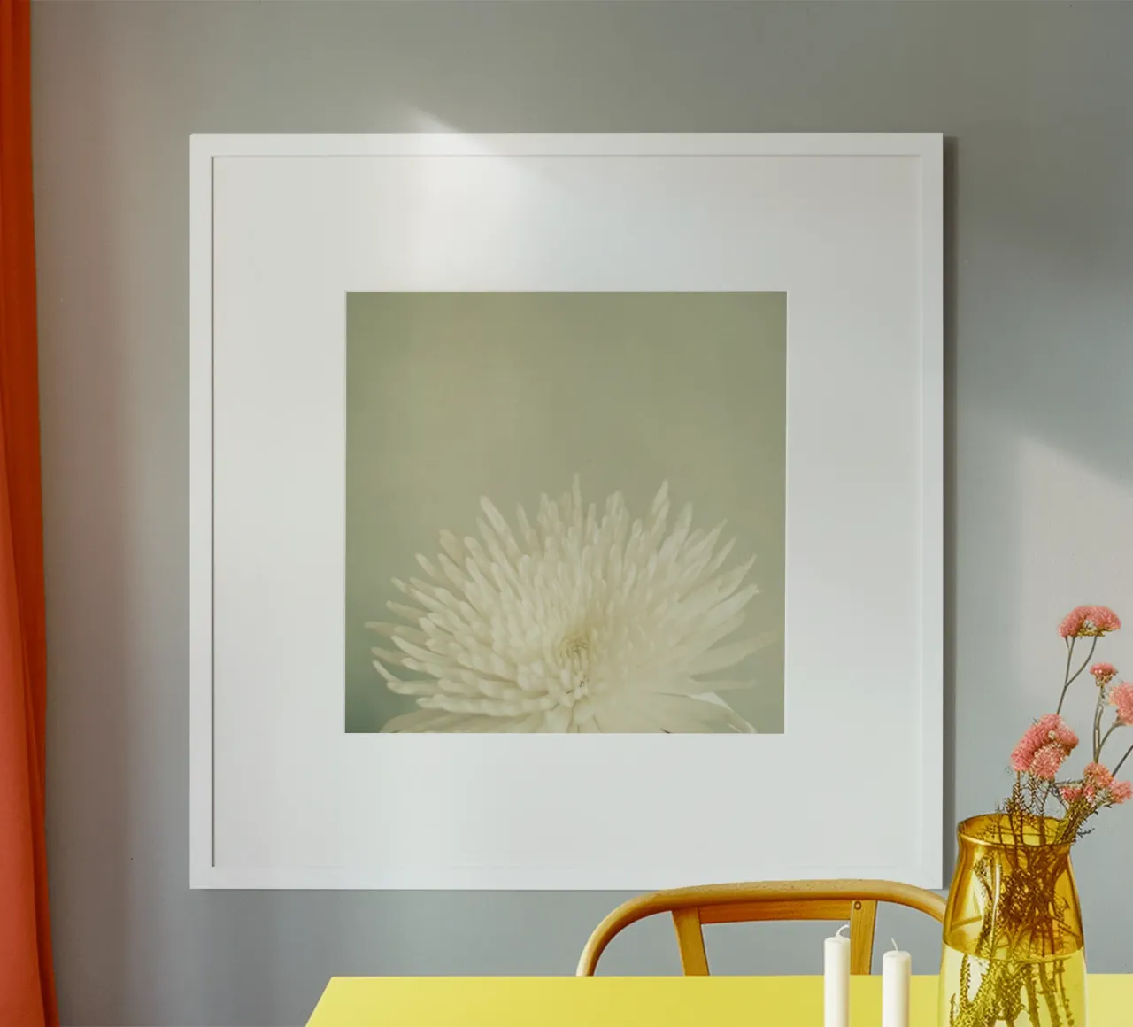 Bellezza pallida poster con telaio in alluminio da Cassia Beck Photography