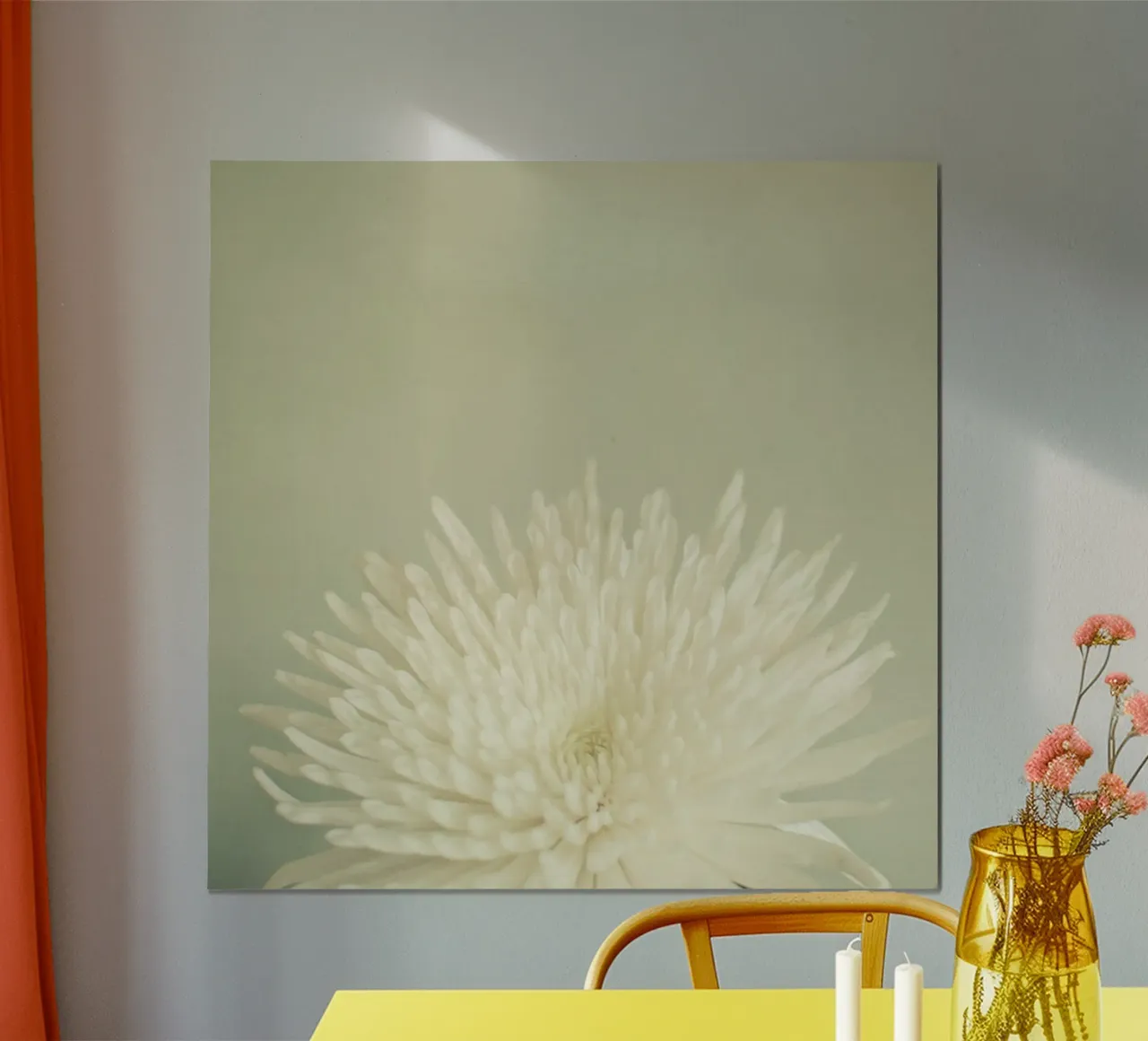Bellezza pallida poster con telaio in alluminio da Cassia Beck Photography