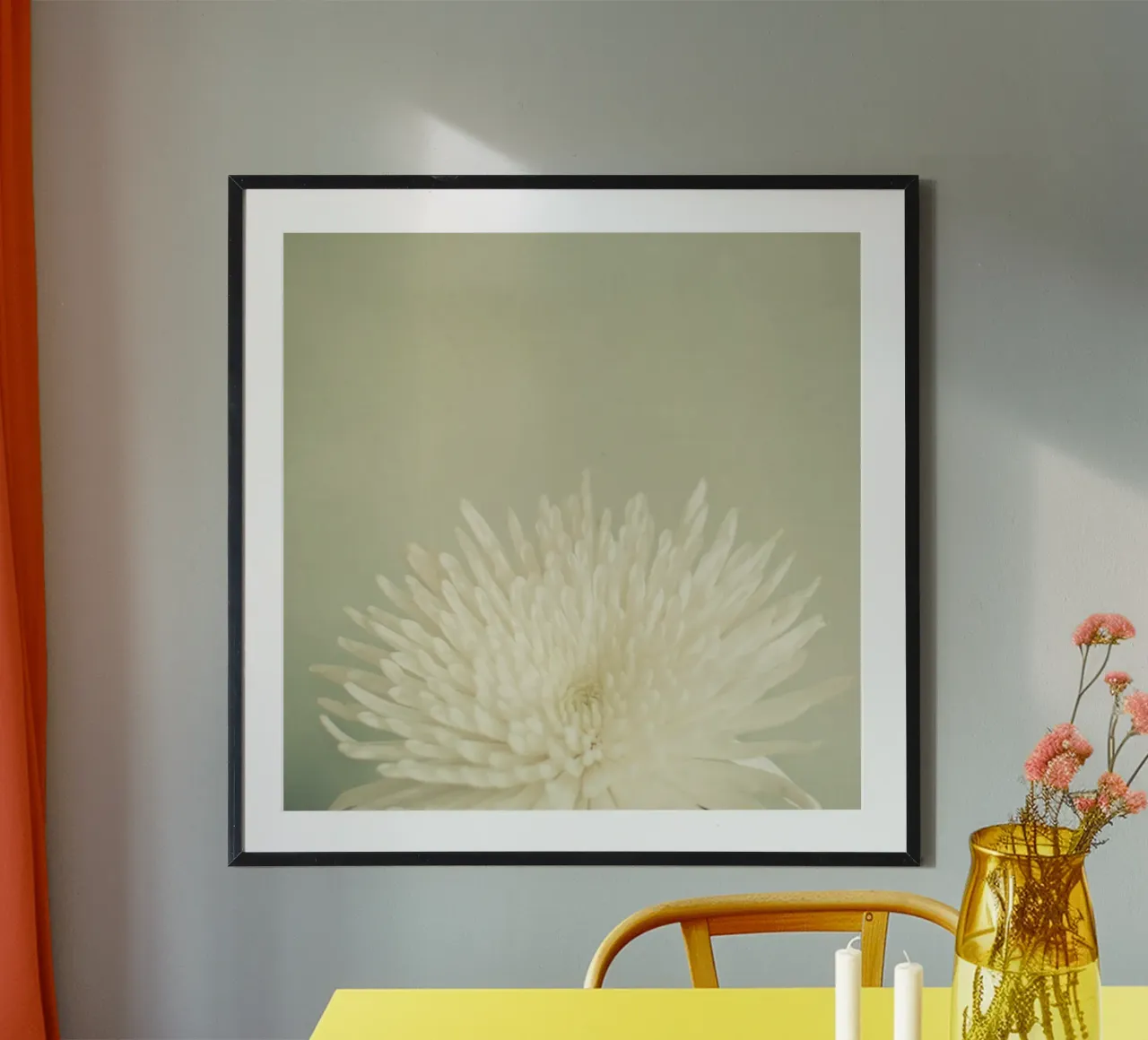 Bellezza pallida poster con telaio in alluminio da Cassia Beck Photography