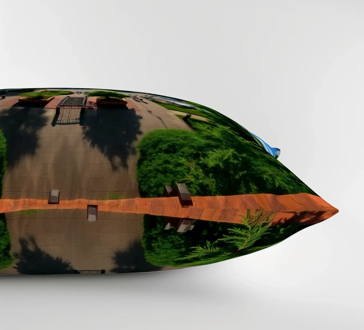 una giornata di sole in un parco verde con sentieri e lo skyline della città cuscino da DesignDoodle