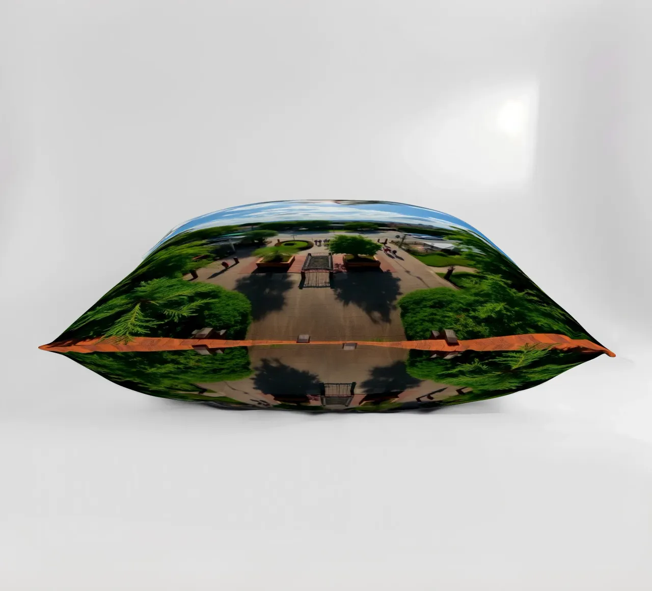 una giornata di sole in un parco verde con sentieri e lo skyline della città cuscino da DesignDoodle
