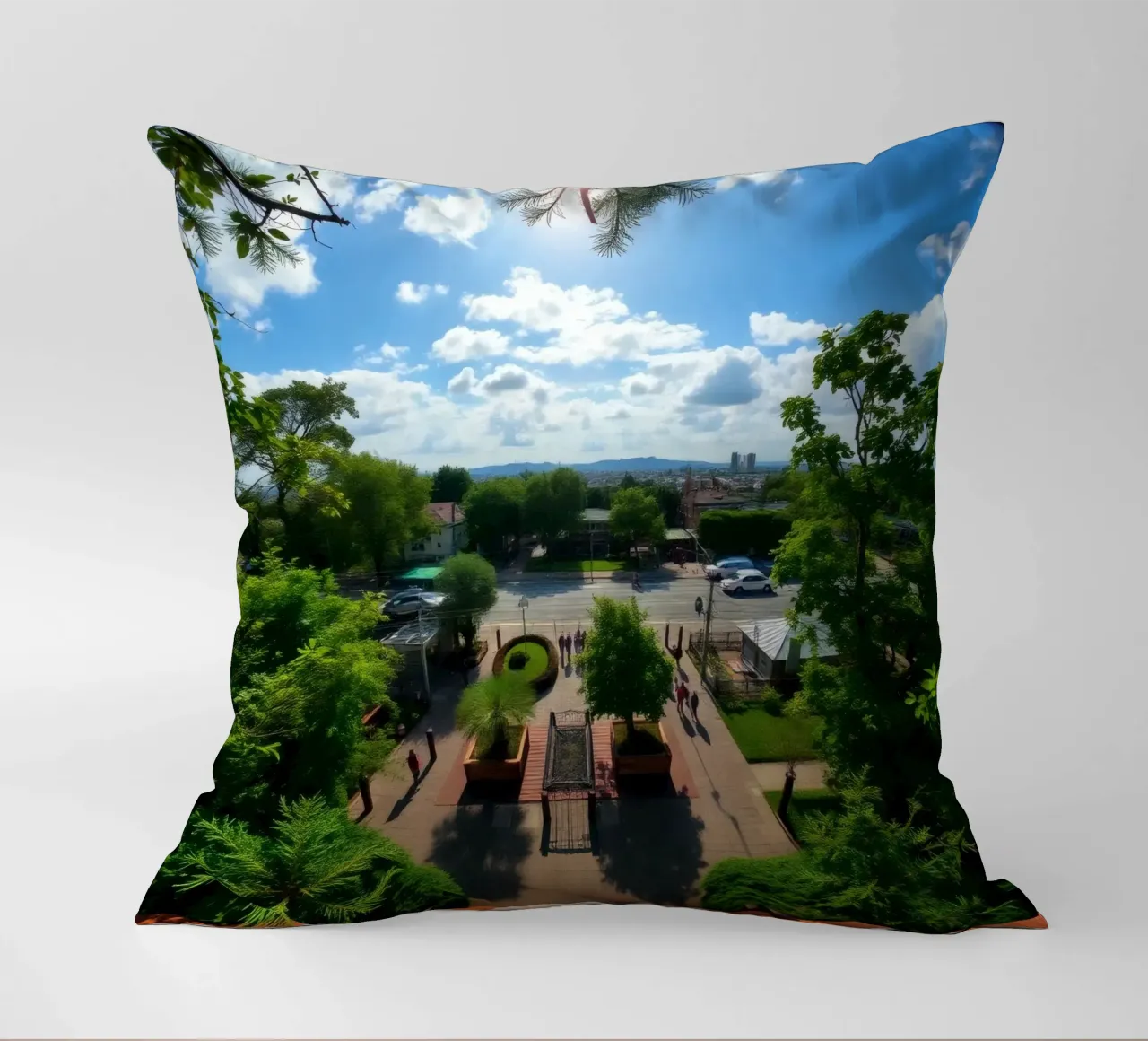 una giornata di sole in un parco verde con sentieri e lo skyline della città cuscino da DesignDoodle
