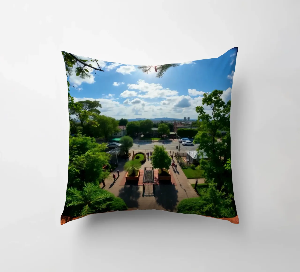 una giornata di sole in un parco verde con sentieri e lo skyline della città cuscino da DesignDoodle
