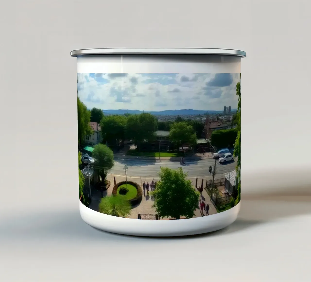 una giornata di sole in un parco verde con sentieri e lo skyline della città tazza in smalto da DesignDoodle