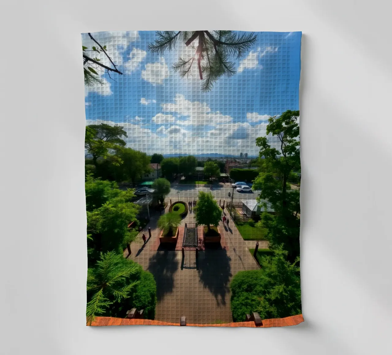 una giornata di sole in un parco verde con sentieri e lo skyline della città canovaccio da cucina da DesignDoodle