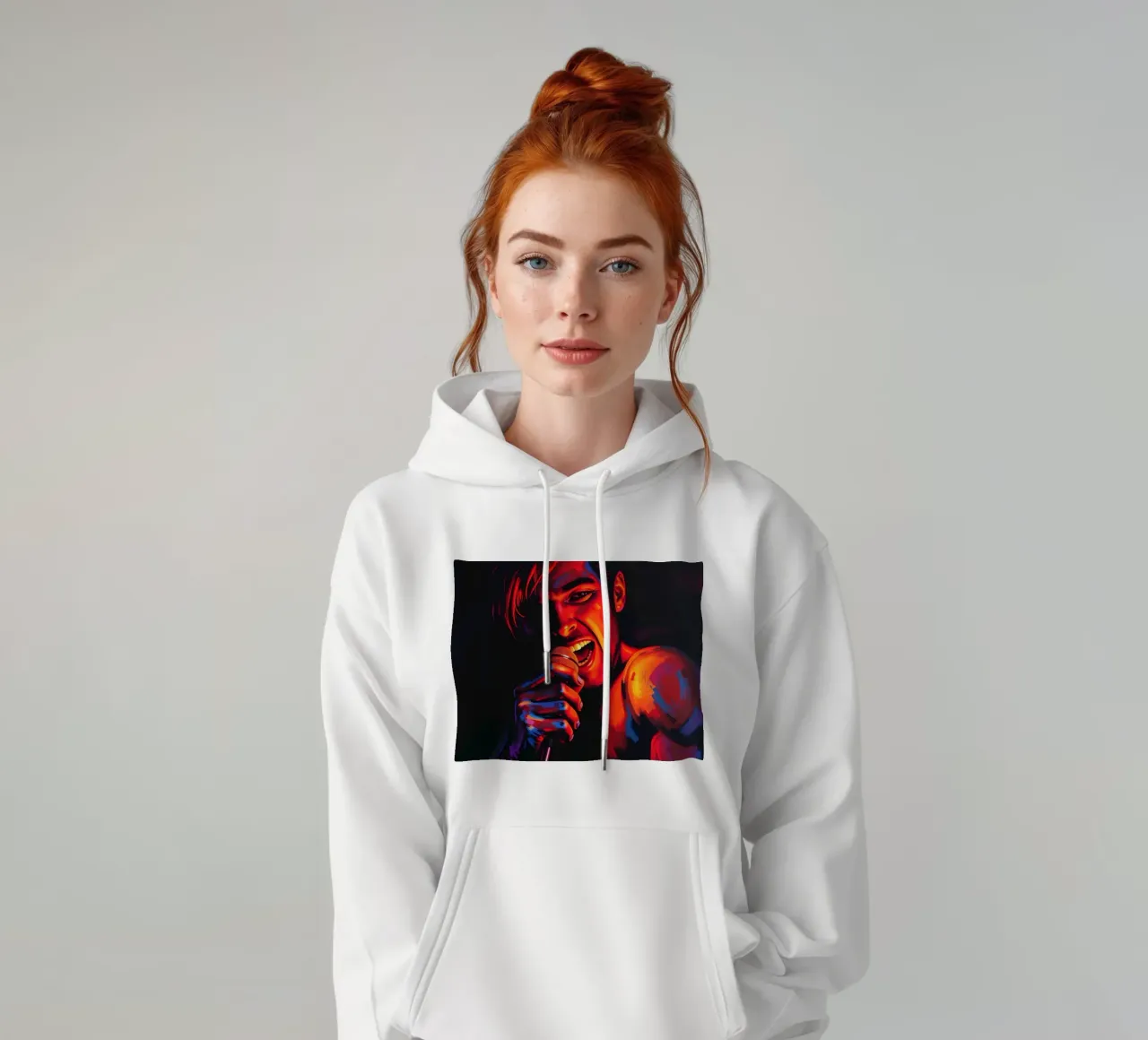 di una cantante appassionata, catturata in un'intensa scena felpa con cappuccio da DesignDoodle