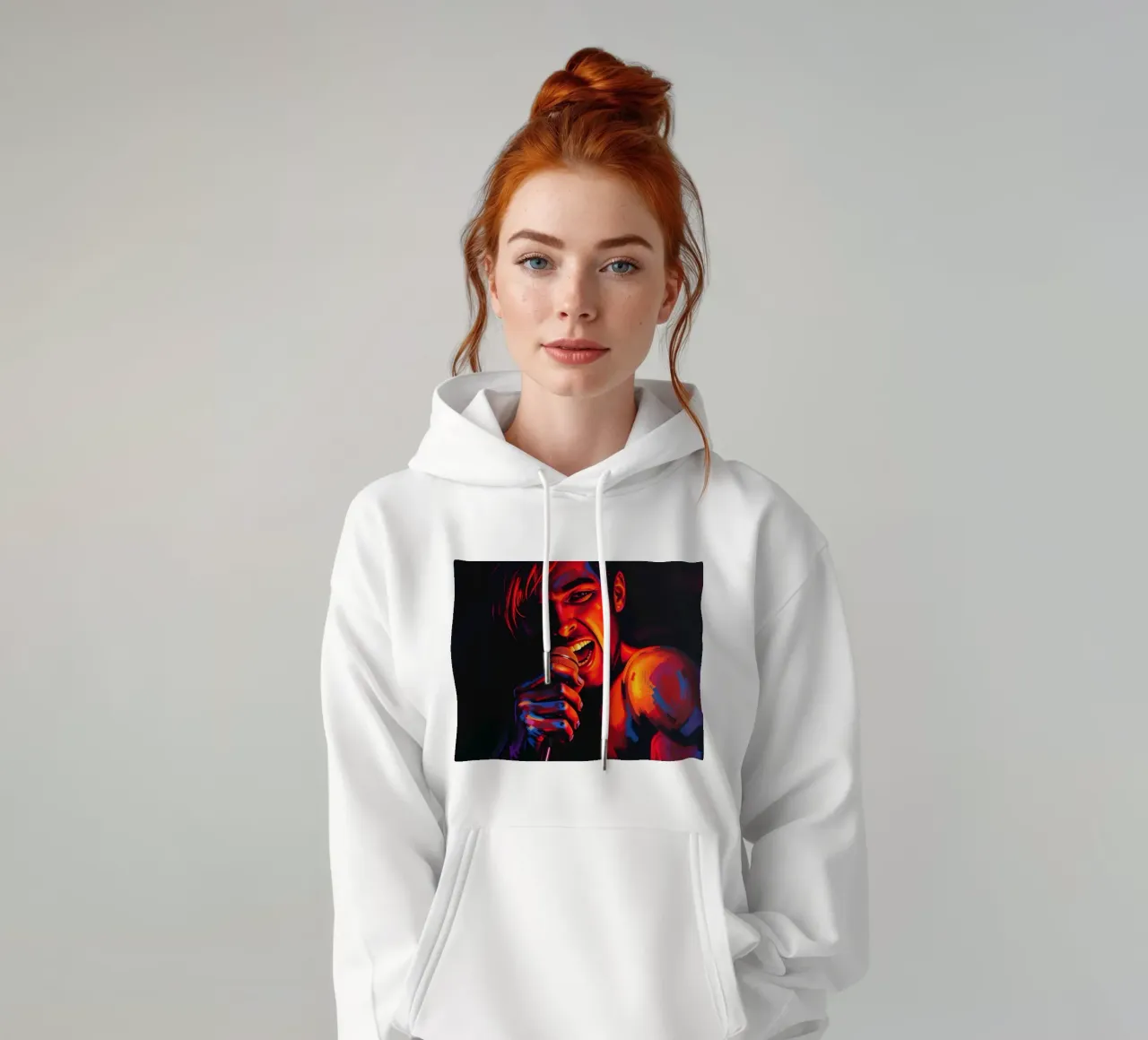 di una cantante appassionata, catturata in un'intensa scena felpa con cappuccio da DesignDoodle
