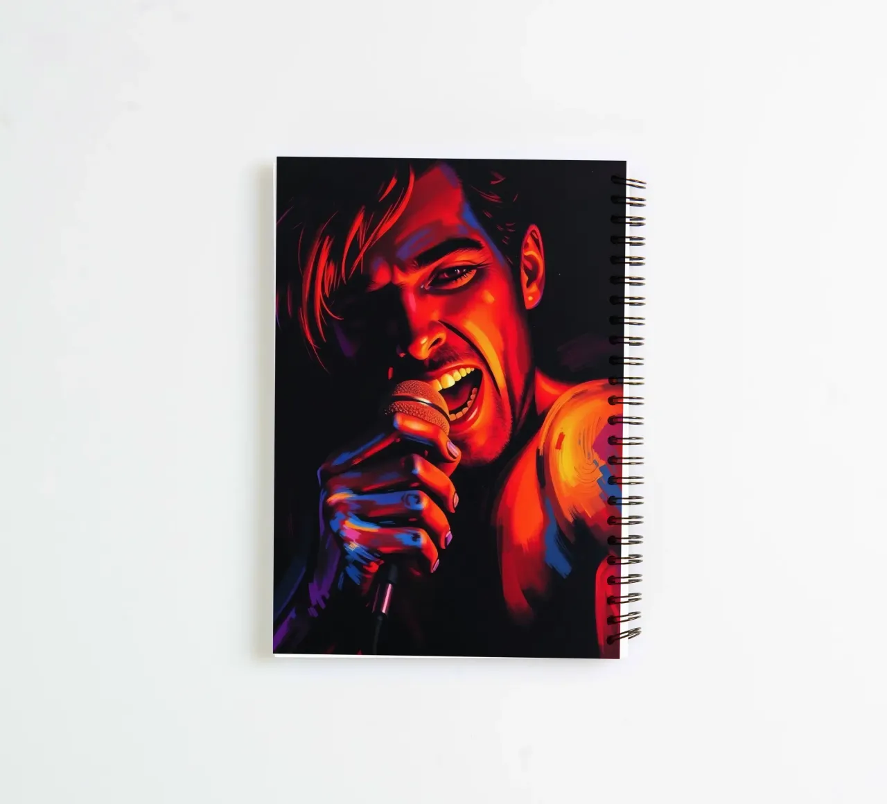 performance d'une chanteuse passionnée, capturée dans une scène intense carnet à spirale de DesignDoodle
