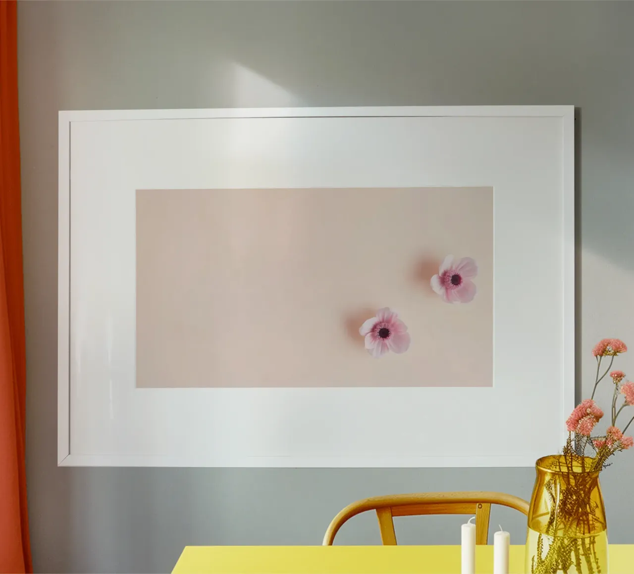 Delicati fiori rosa disposti in modo elegante su un morbido sfondo pastello. poster con telaio in alluminio da DesignDoodle