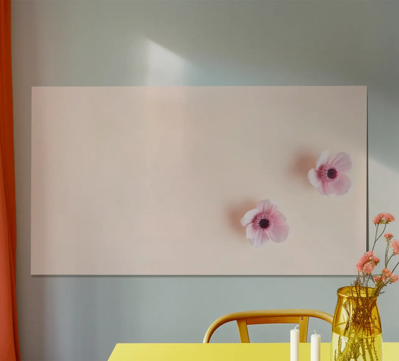 Delicati fiori rosa disposti in modo elegante su un morbido sfondo pastello. poster con telaio in alluminio da DesignDoodle
