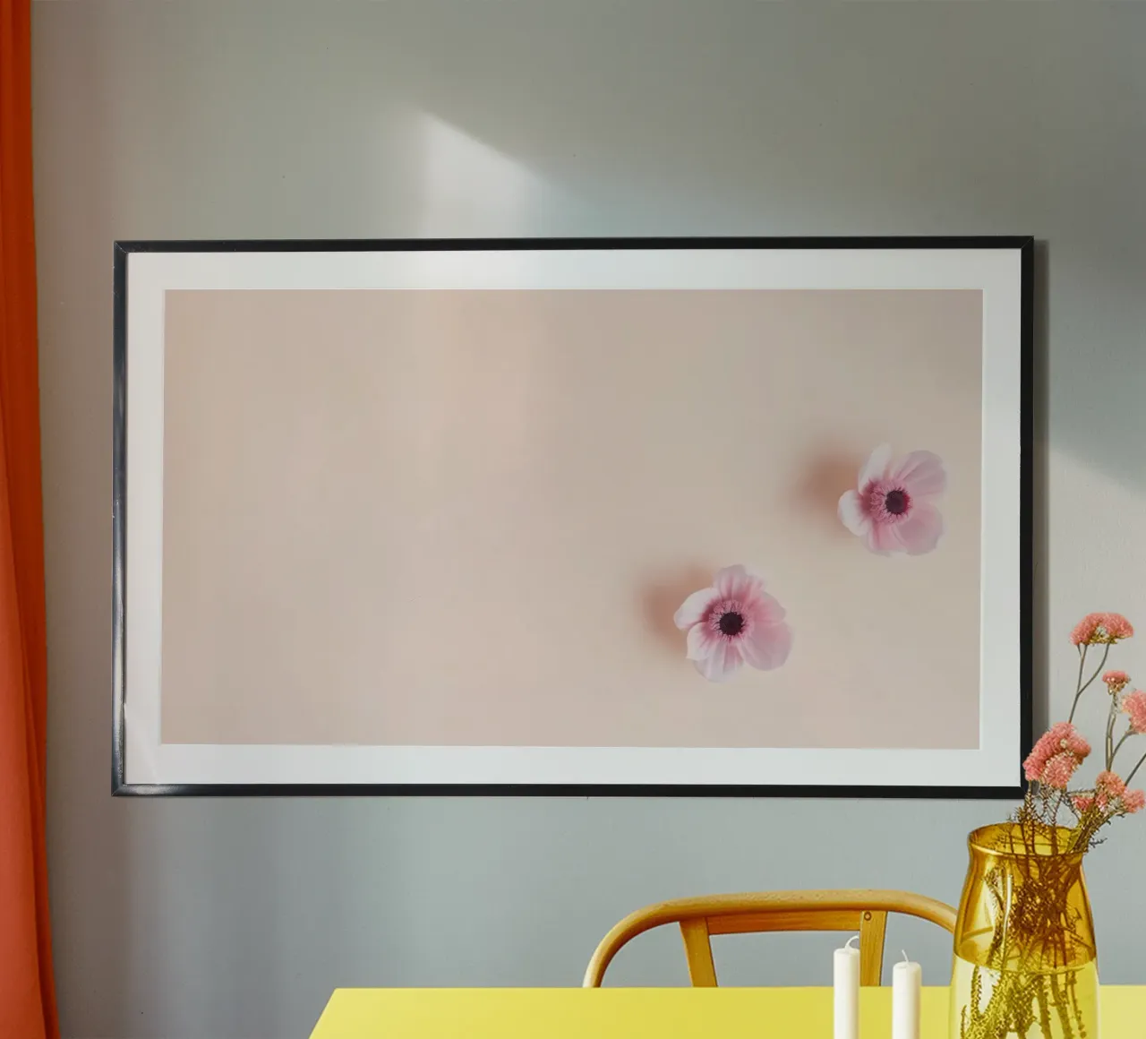 Delicati fiori rosa disposti in modo elegante su un morbido sfondo pastello. poster con telaio in alluminio da DesignDoodle