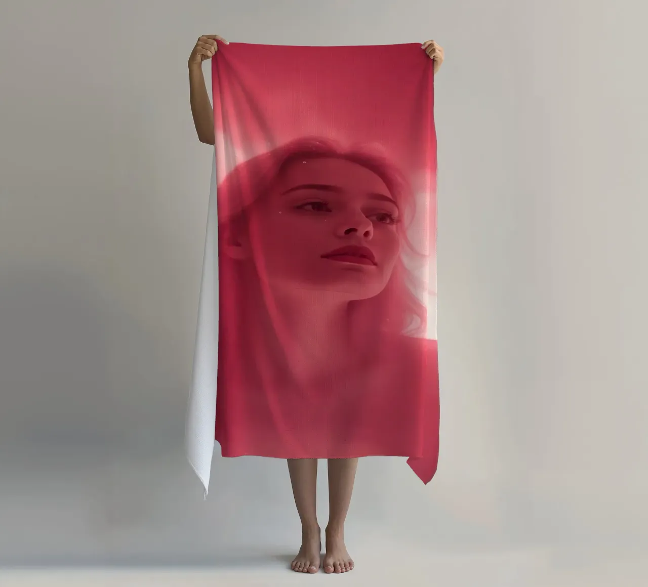 Une lumière rose douce enveloppe une femme aux cheveux longs serviette de plage de DesignDoodle