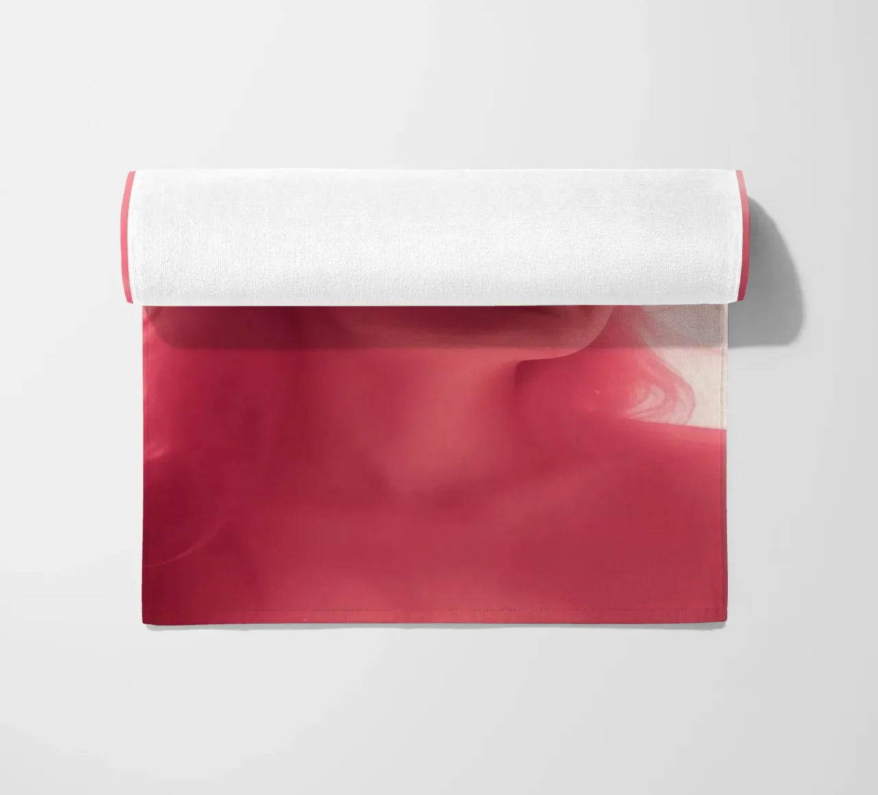 Une lumière rose douce enveloppe une femme aux cheveux longs serviette de plage de DesignDoodle