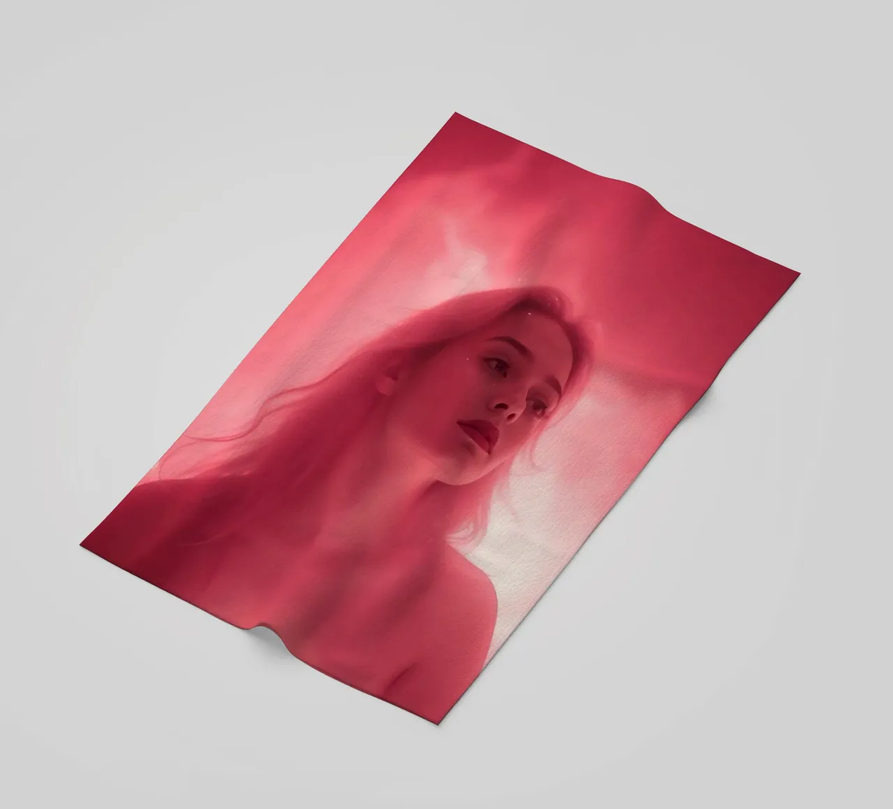 Une lumière rose douce enveloppe une femme aux cheveux longs serviette de plage de DesignDoodle
