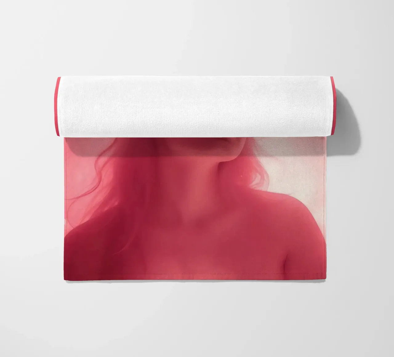 Une lumière rose douce enveloppe une femme aux cheveux longs serviette de plage de DesignDoodle