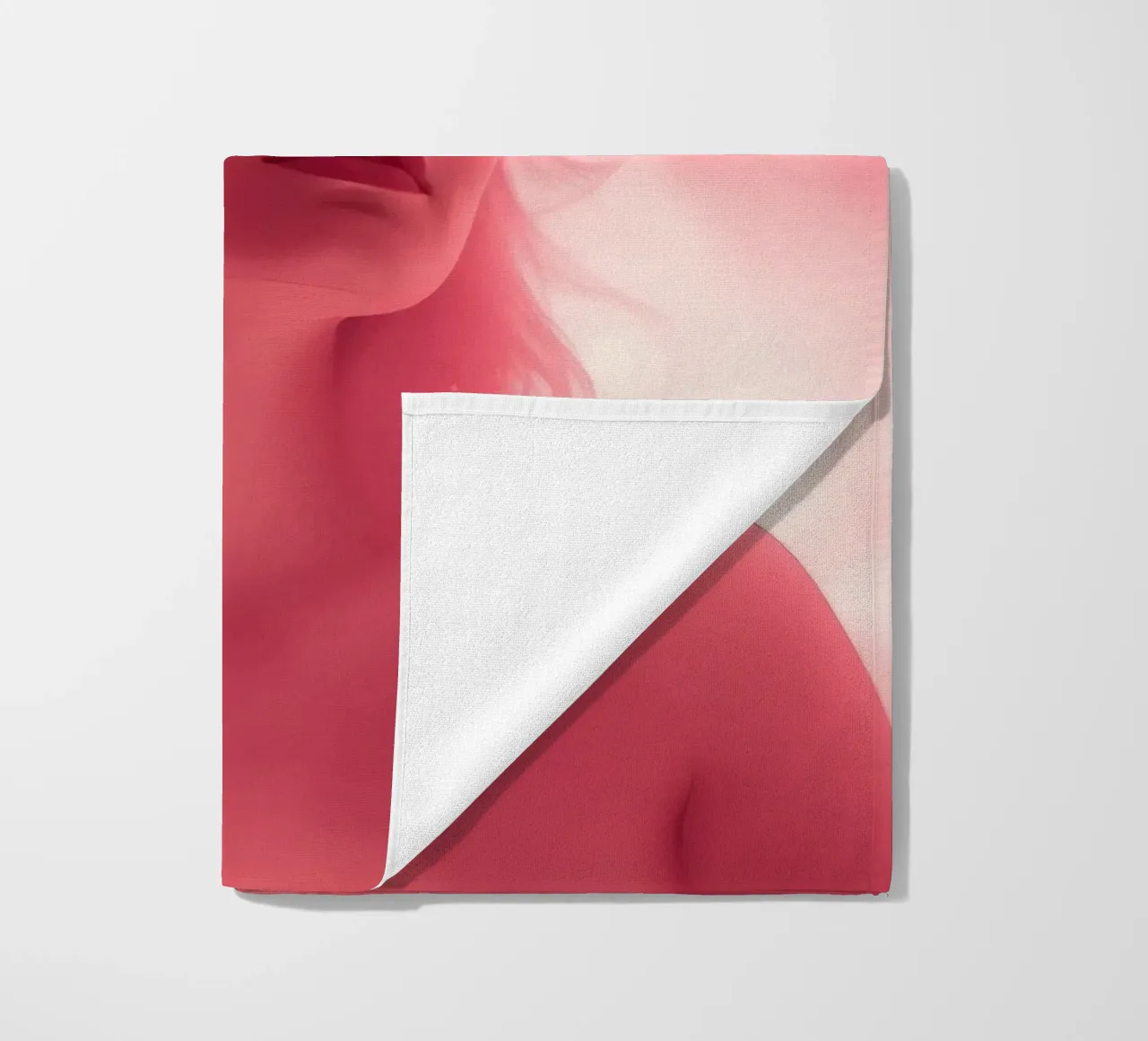 Une lumière rose douce enveloppe une femme aux cheveux longs serviette de plage de DesignDoodle
