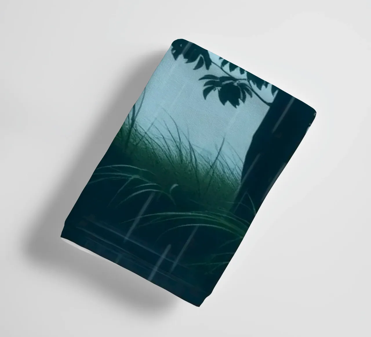Paesaggio sereno con pioggia che cade su un fiume tranquillo asciugamano da bagno da DesignDoodle