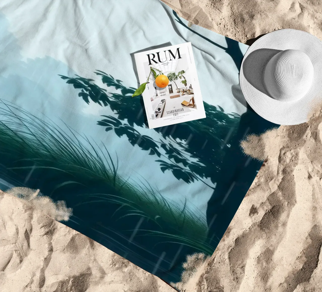 Paesaggio sereno con pioggia che cade su un fiume tranquillo telo mare da DesignDoodle