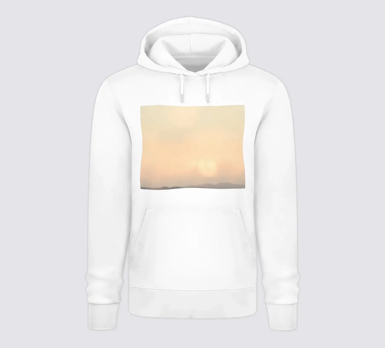 Il tramonto getta un caldo bagliore sulle montagne e sulle nuvole lontane felpa con cappuccio da DesignDoodle