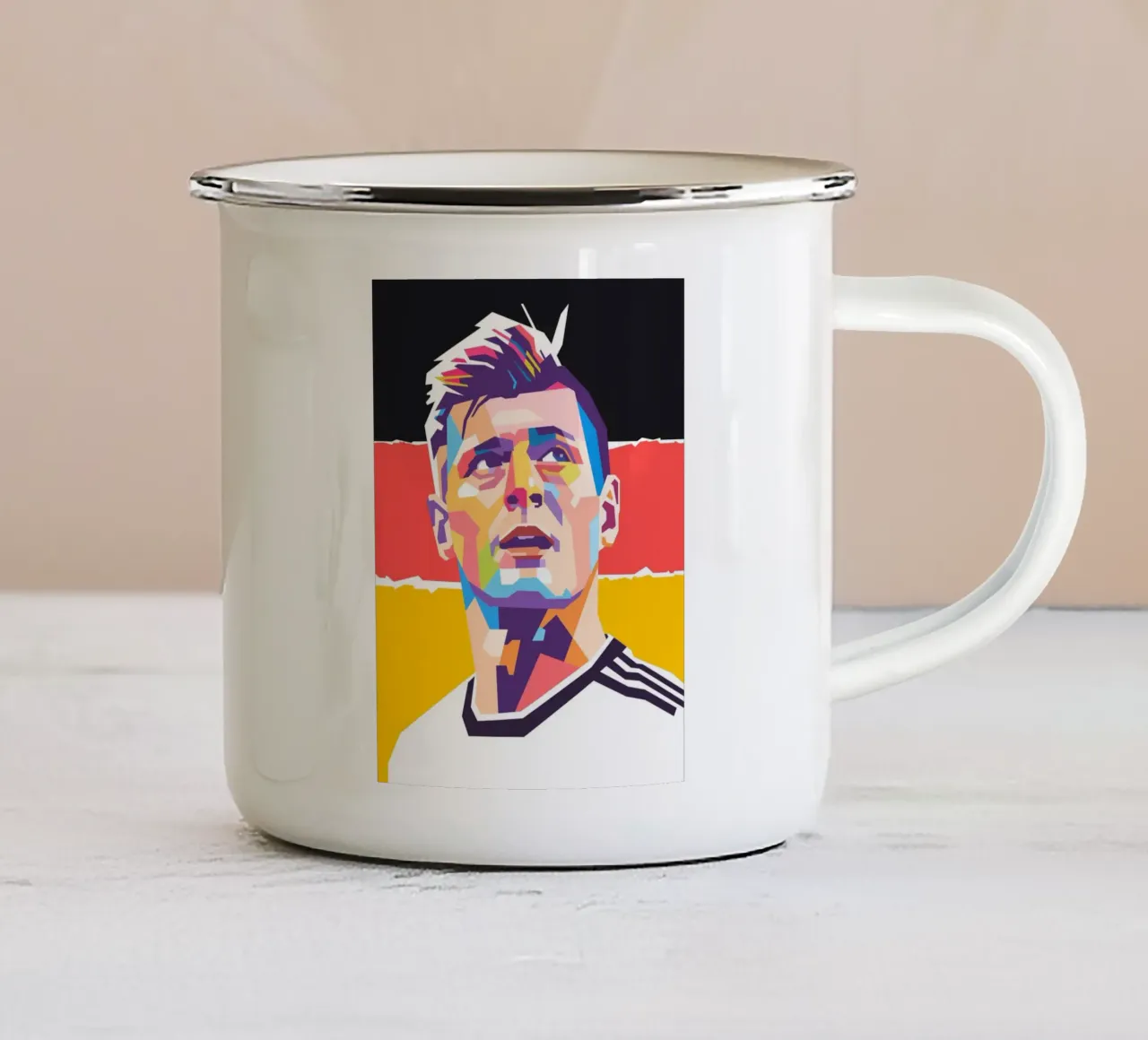 Tony Kroos ritratto pop art tazza in smalto da Hantamrata