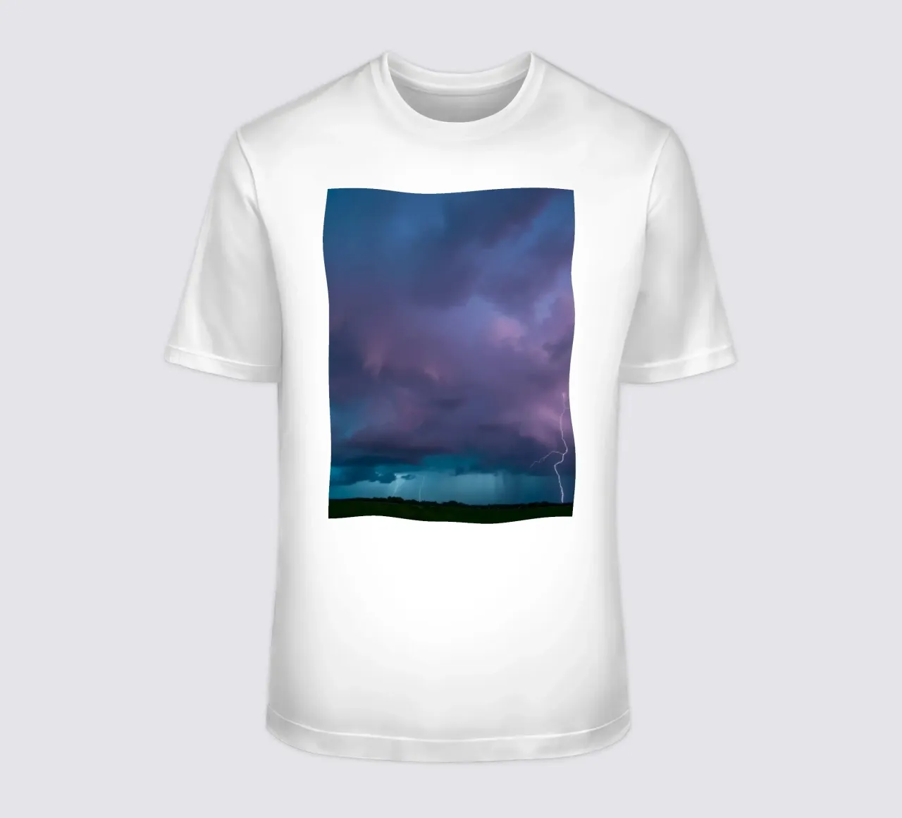 Drammatici fulmini in un cielo tempestoso t-shirt da DesignDoodle