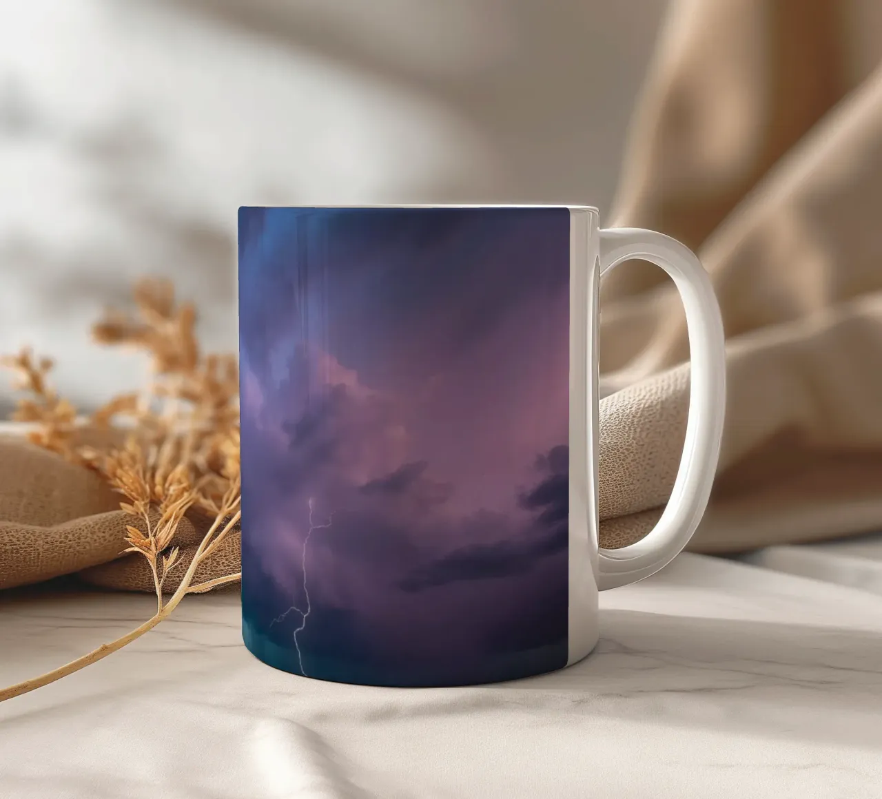 Drammatici fulmini in un cielo tempestoso tazza in ceramica da DesignDoodle
