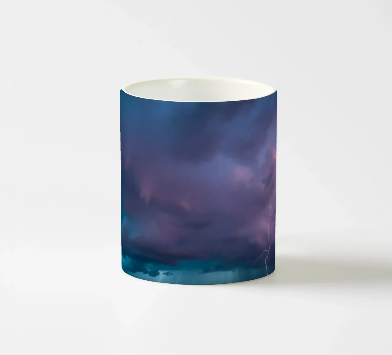 Drammatici fulmini in un cielo tempestoso tazza in ceramica da DesignDoodle