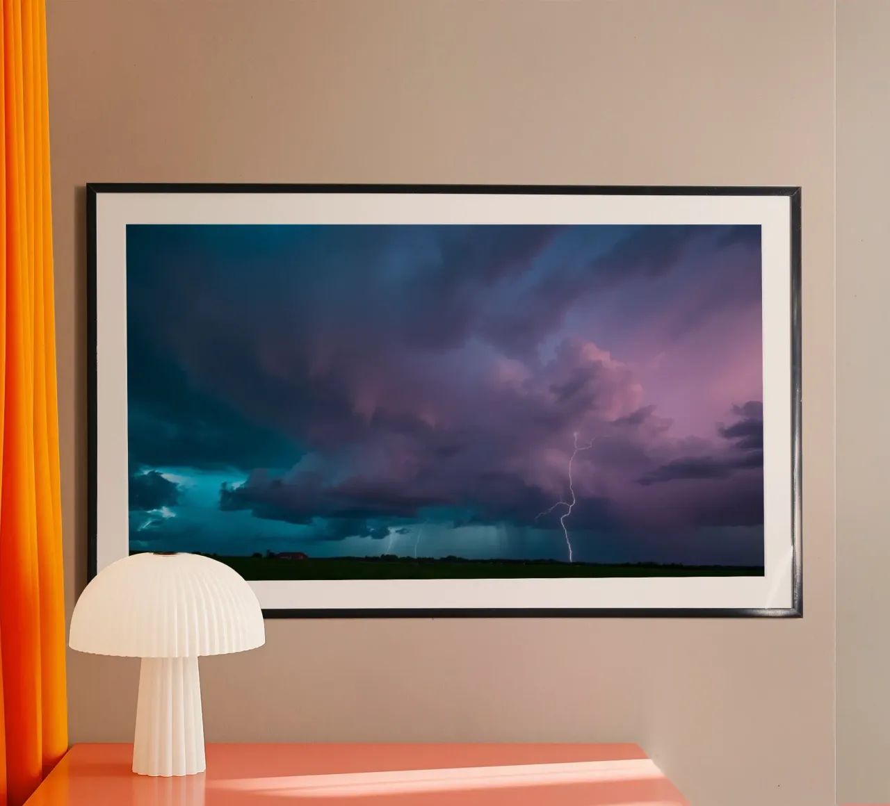 Dramatische Blitzeinschläge vor stürmischem Himmel Poster von DesignDoodle