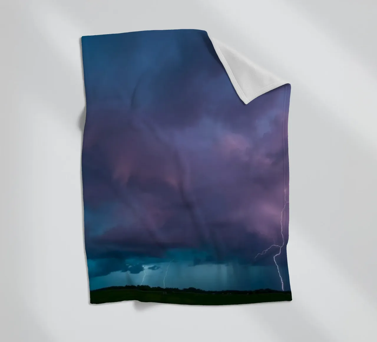 Drammatici fulmini in un cielo tempestoso coperta in pile da DesignDoodle