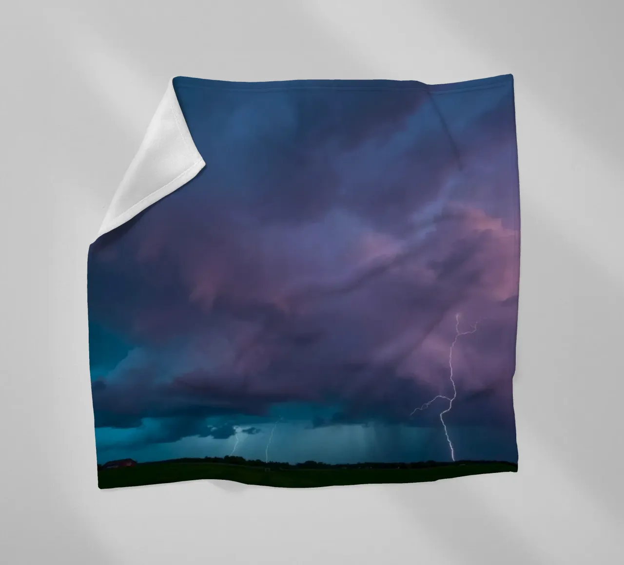 Drammatici fulmini in un cielo tempestoso coperta in pile da DesignDoodle