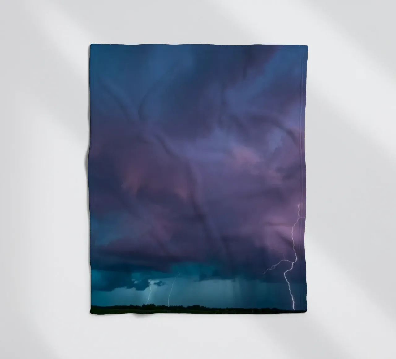 Drammatici fulmini in un cielo tempestoso coperta in pile da DesignDoodle