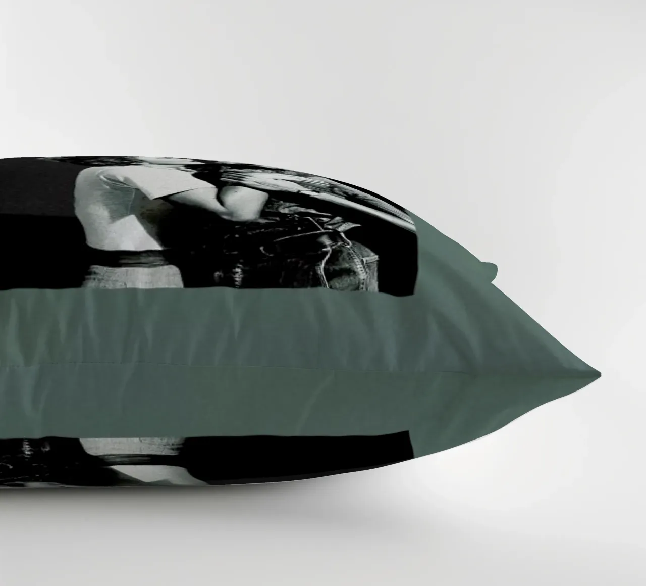 You Dont Look the Same as When I Was Dreaming cuscino da Maarten Léon