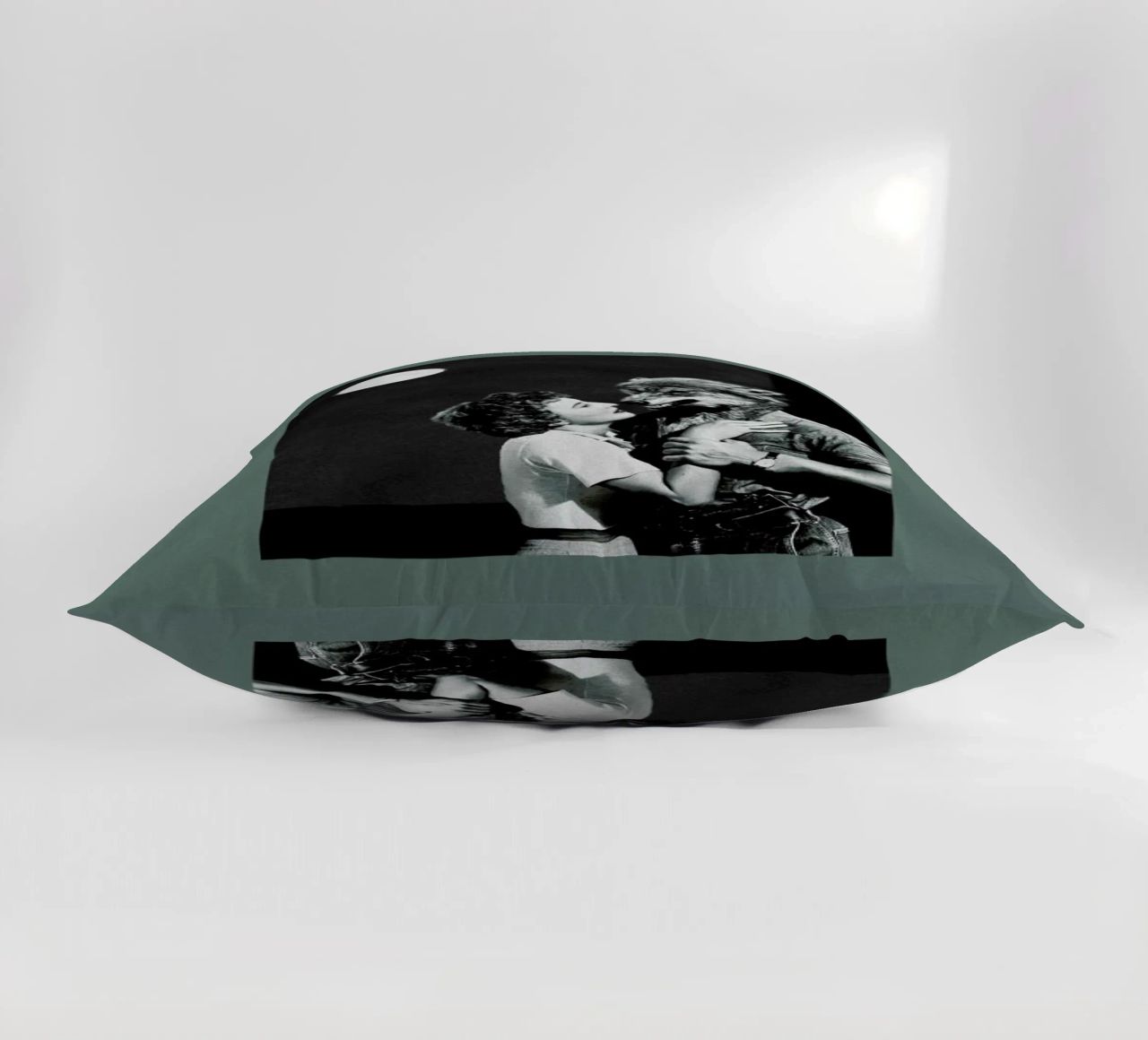 You Dont Look the Same as When I Was Dreaming coussin de Maarten Léon
