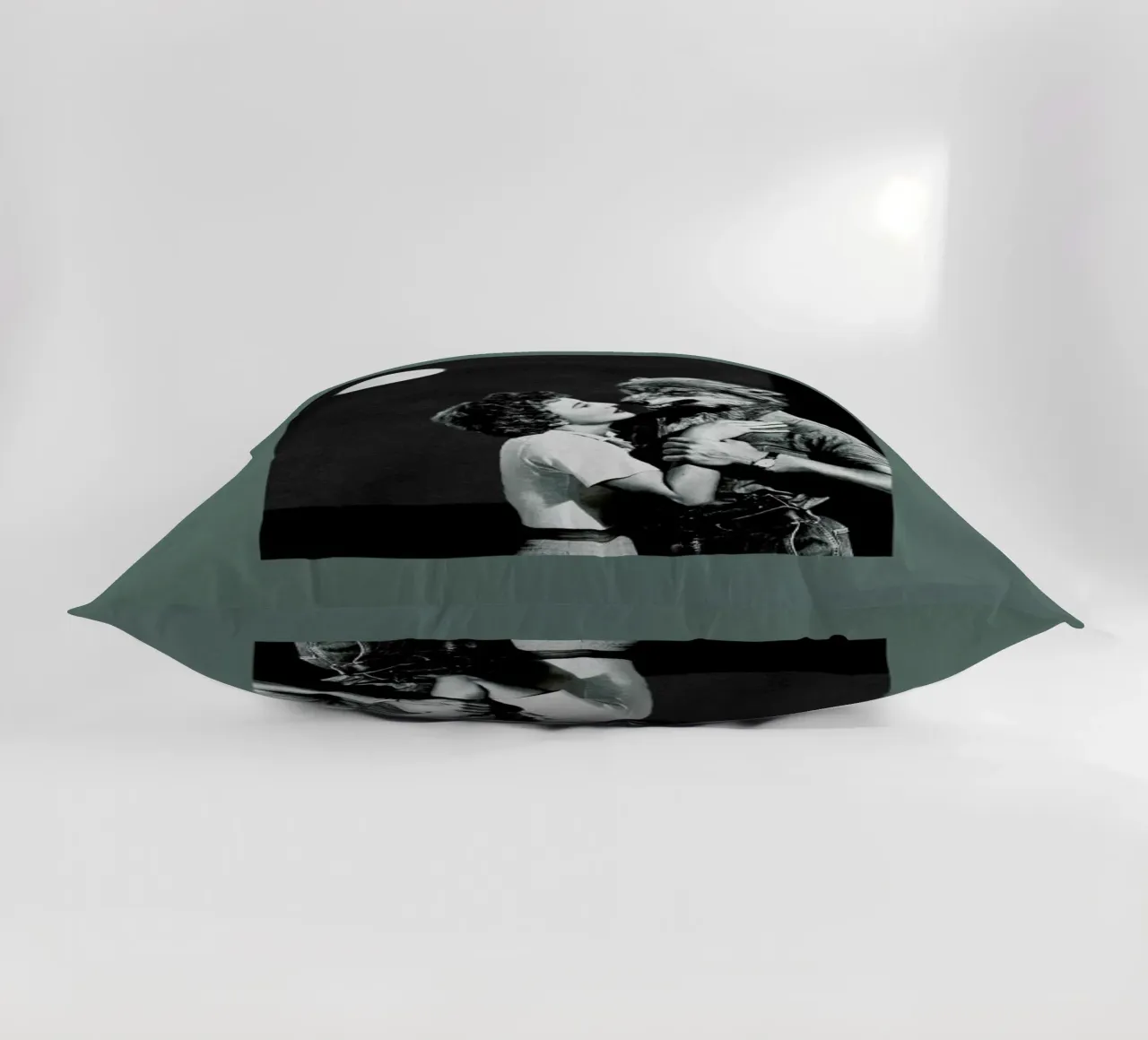 You Dont Look the Same as When I Was Dreaming cuscino da Maarten Léon