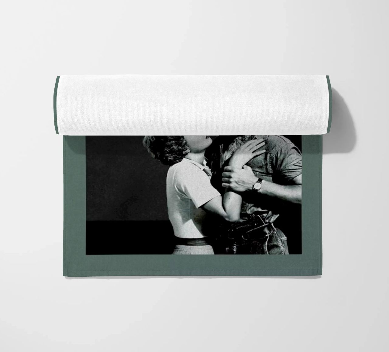 You Dont Look the Same as When I Was Dreaming Strandtuch von Maarten Léon
