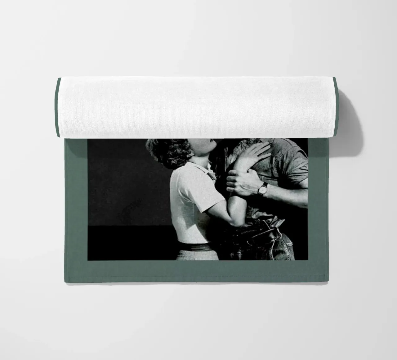 You Dont Look the Same as When I Was Dreaming Strandtuch von Maarten Léon