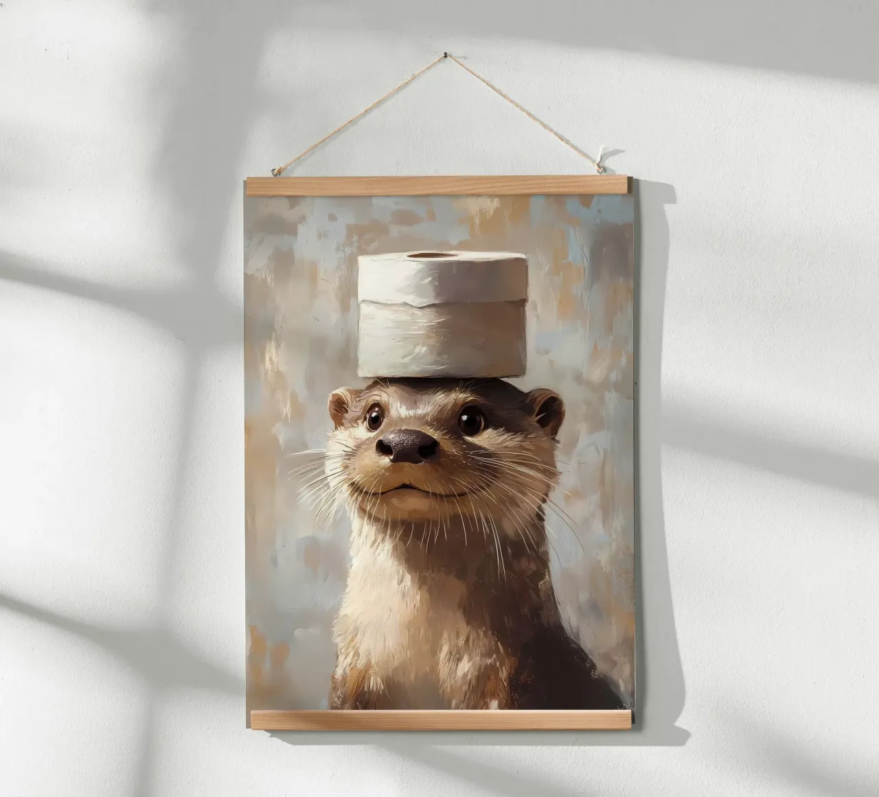 Lontra con cappello di carta igienica poster con telaio in legno da Ginnery