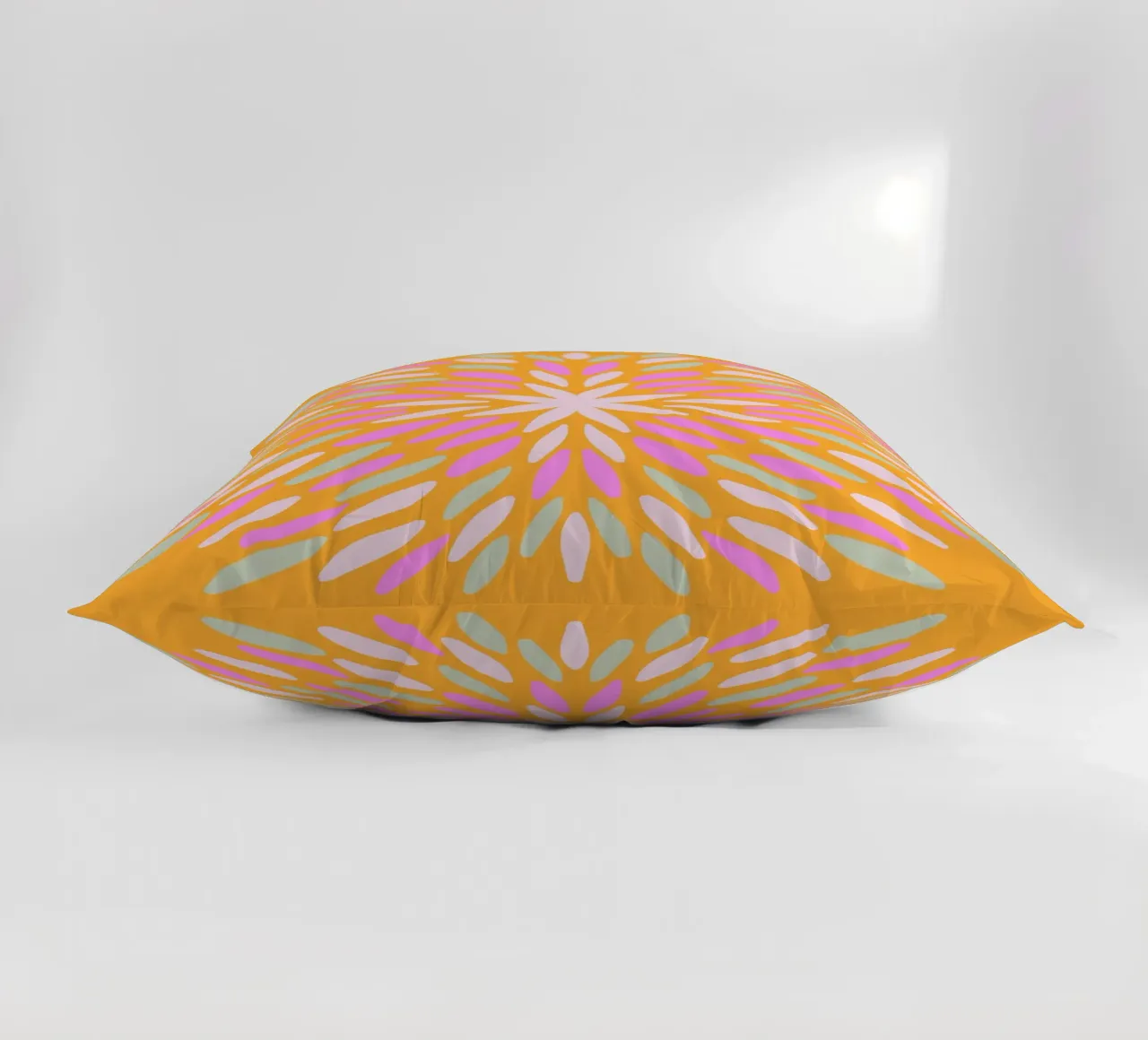 Petal burst - arancio, rosa e menta cuscino da Wackapacka